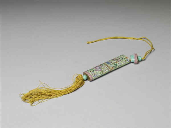 粉彩草綠地纏枝花卉紋牙籤筒