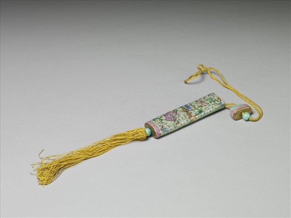 粉彩草綠地纏枝花卉紋牙籤筒