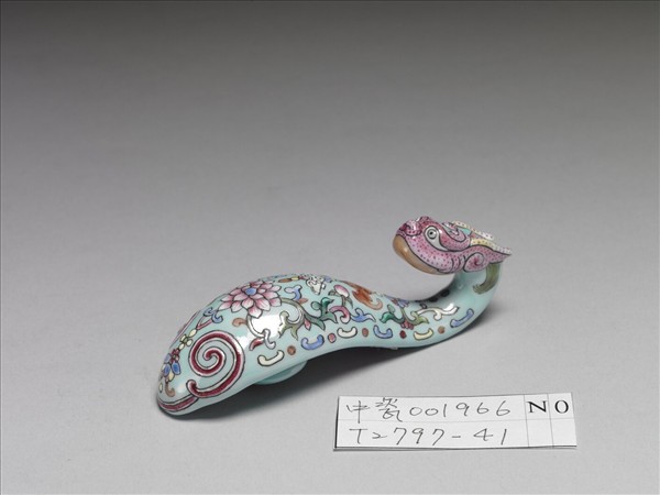 粉彩湖綠地福壽花卉紋龍首帶鈎