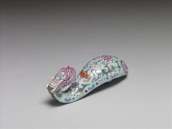 粉彩湖綠地福壽花卉紋龍首帶鈎
