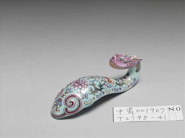 粉彩湖綠地福壽花卉紋龍首帶鈎