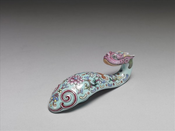 粉彩湖綠地福壽花卉紋龍首帶鈎
