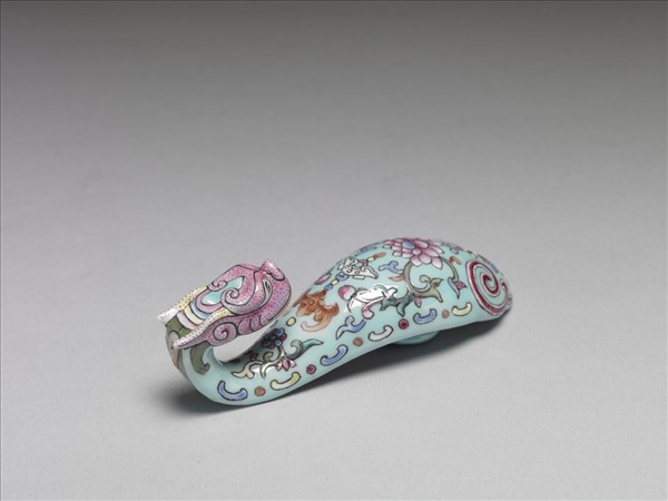 粉彩湖綠地福壽花卉紋龍首帶鈎