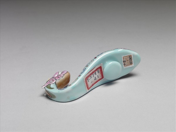 粉彩湖綠地福壽花卉紋龍首帶鈎