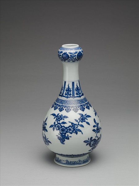 青花折枝花果紋蒜頭瓶