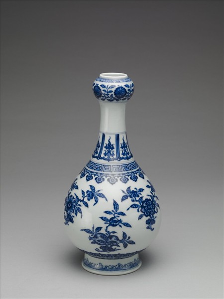 青花折枝花果紋蒜頭瓶