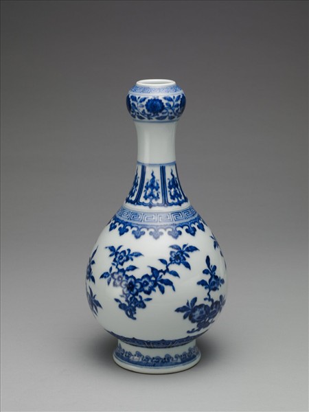 青花折枝花果紋蒜頭瓶