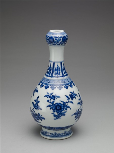 青花折枝花果紋蒜頭瓶