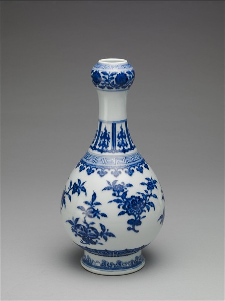 青花折枝花果紋蒜頭瓶
