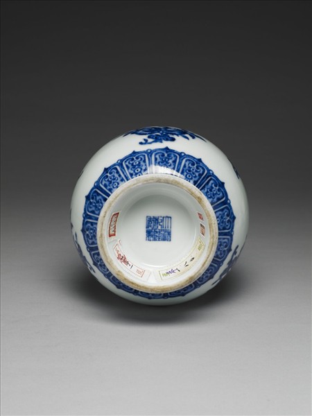 青花折枝花果紋蒜頭瓶