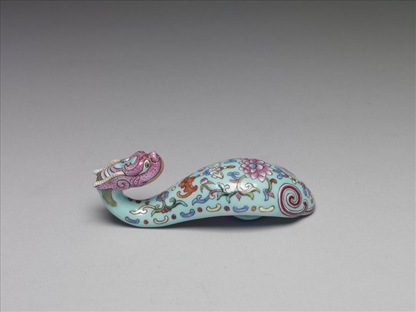 粉彩湖綠地福壽花卉紋龍首帶鈎