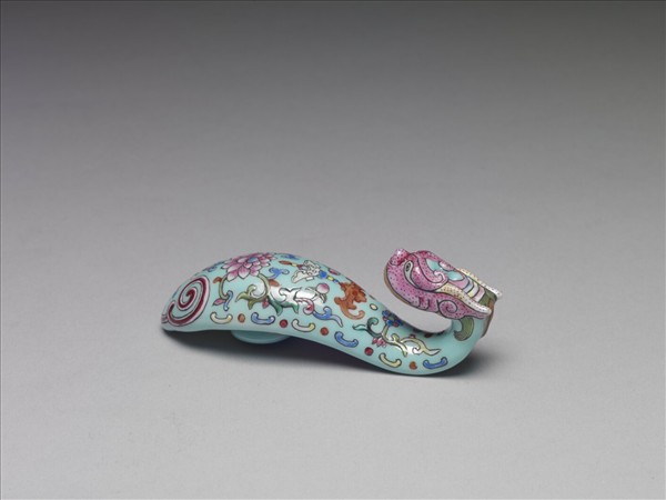 粉彩湖綠地福壽花卉紋龍首帶鈎