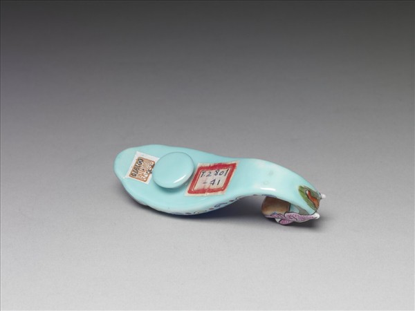 粉彩湖綠地福壽花卉紋龍首帶鈎