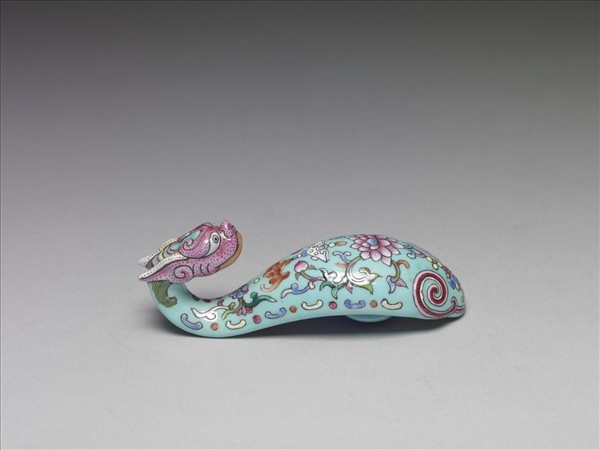 粉彩湖綠地福壽花卉紋龍首帶鈎