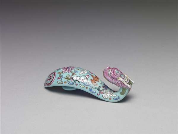 粉彩湖綠地福壽花卉紋龍首帶鈎