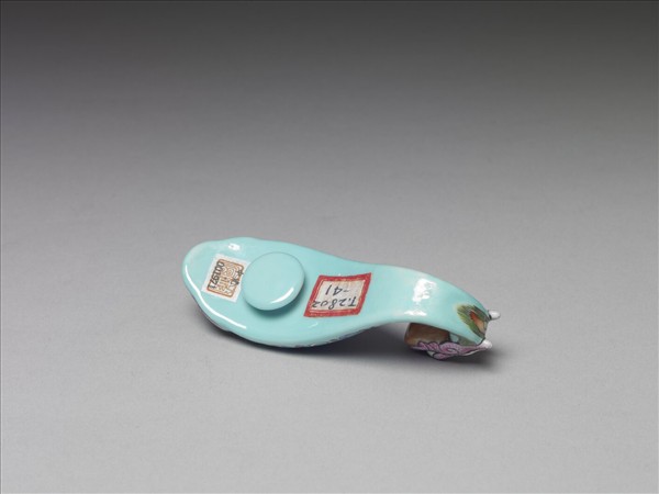 粉彩湖綠地福壽花卉紋龍首帶鈎