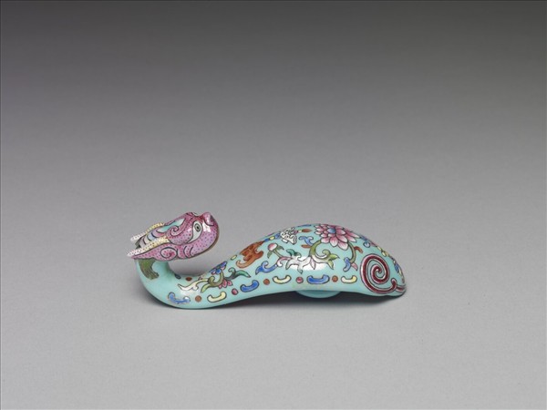 粉彩湖綠地福壽花卉紋龍首帶鈎