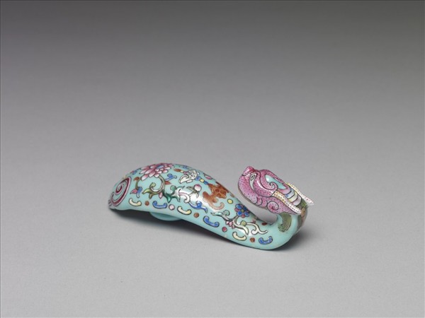 粉彩湖綠地福壽花卉紋龍首帶鈎