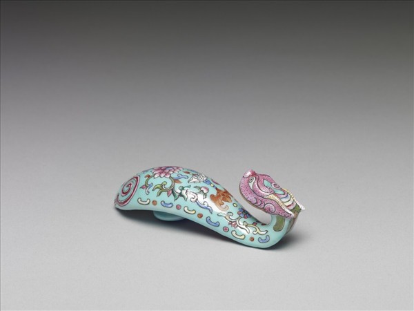 粉彩湖綠地福壽花卉紋龍首帶鈎
