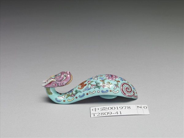 粉彩湖綠地福壽花卉紋龍首帶鈎