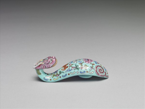 粉彩湖綠地福壽花卉紋龍首帶鈎