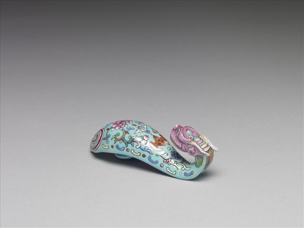 粉彩湖綠地福壽花卉紋龍首帶鈎