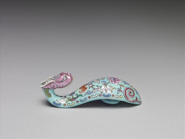 粉彩湖綠地福壽花卉紋龍首帶鈎