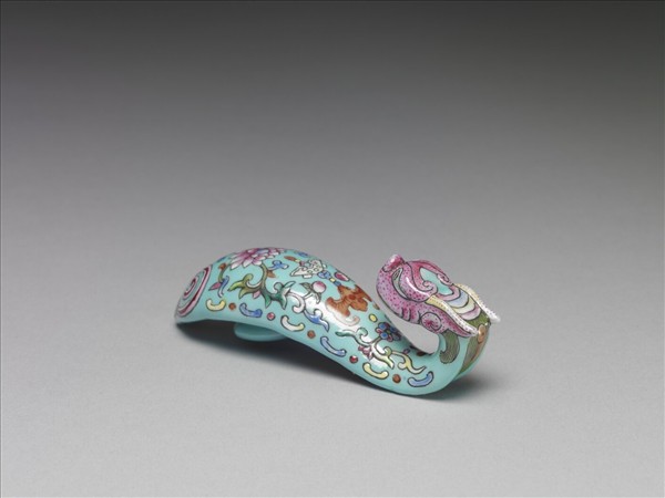 粉彩湖綠地福壽花卉紋龍首帶鈎