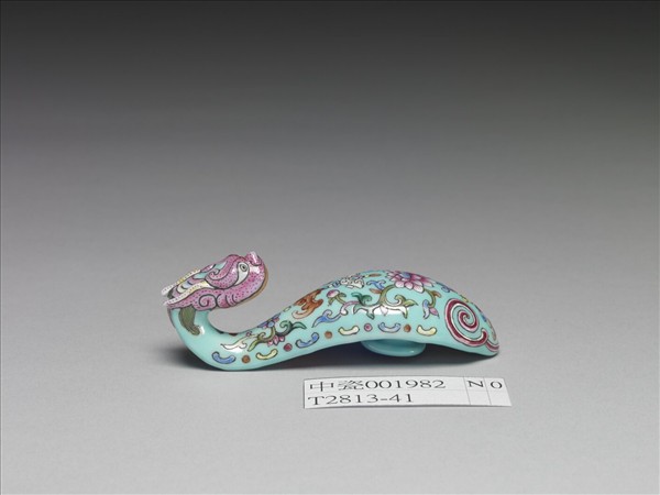粉彩湖綠地福壽花卉紋龍首帶鈎