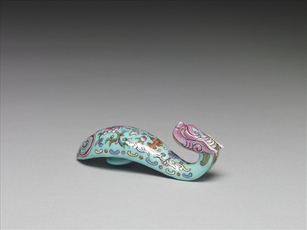粉彩湖綠地福壽花卉紋龍首帶鈎