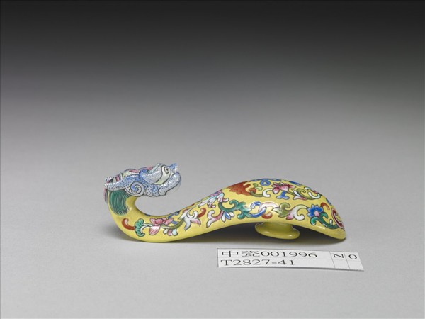 粉彩黃地福連如意龍首帶鈎