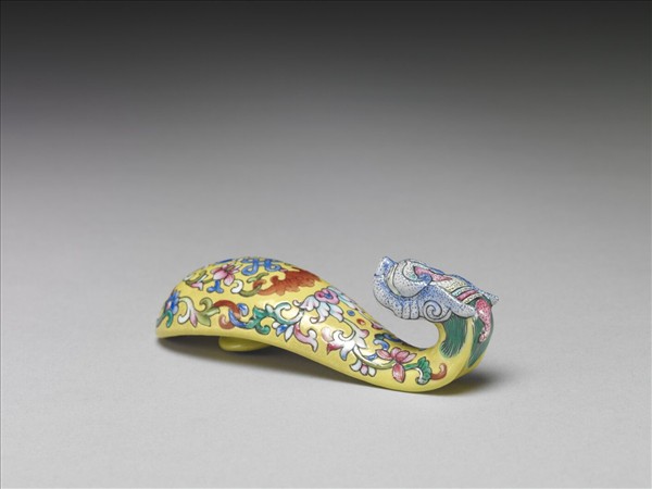 粉彩黃地福連如意龍首帶鈎
