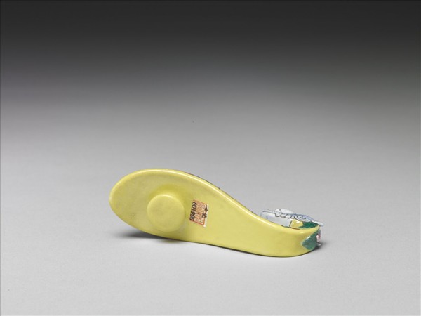 粉彩黃地福連如意龍首帶鈎