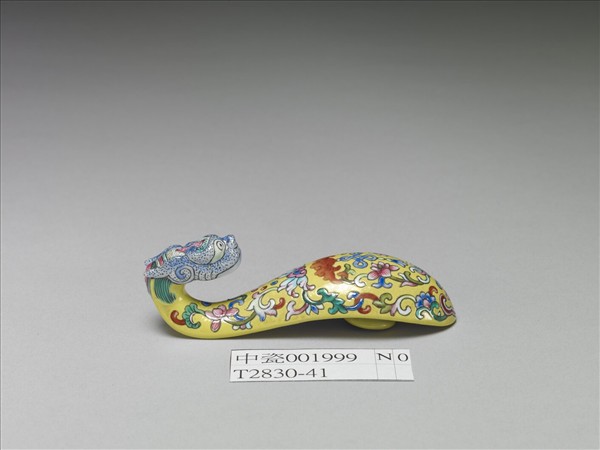 粉彩黃地福連如意龍首帶鈎