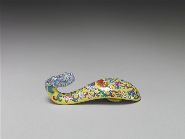 粉彩黃地福連如意龍首帶鈎