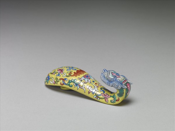 粉彩黃地福連如意龍首帶鈎