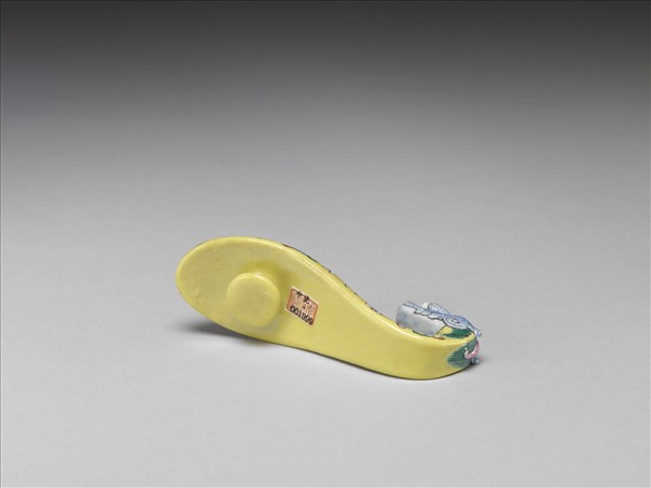 粉彩黃地福連如意龍首帶鈎