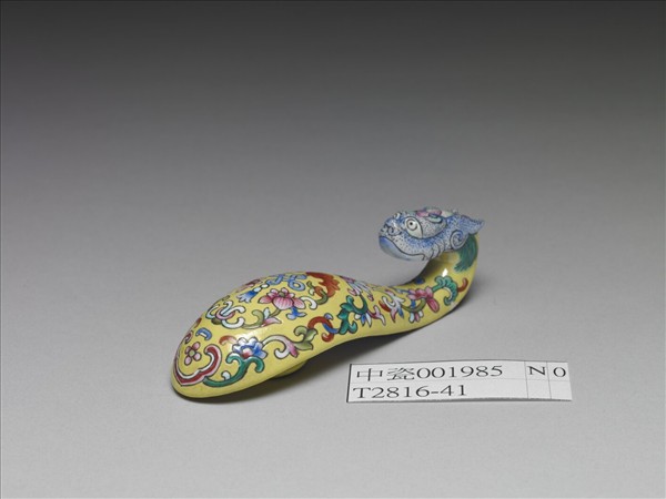 粉彩黃地福連如意龍首帶鈎