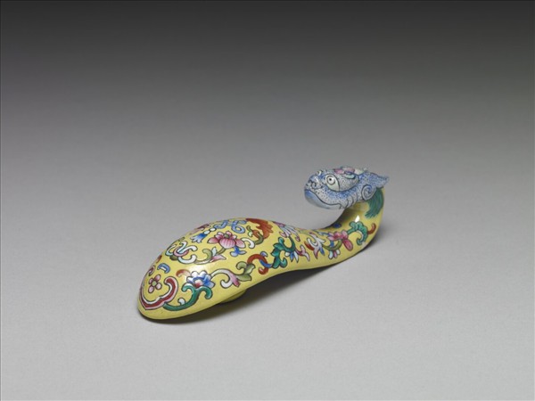 粉彩黃地福連如意龍首帶鈎