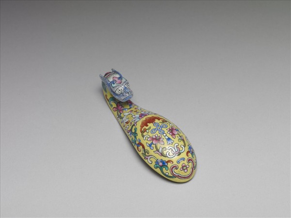 粉彩黃地福連如意龍首帶鈎