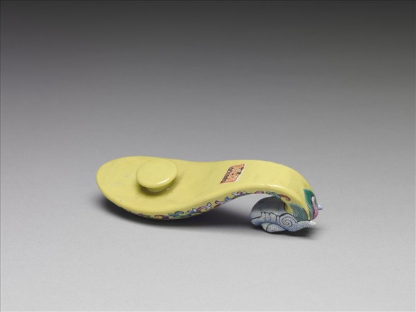 粉彩黃地福連如意龍首帶鈎