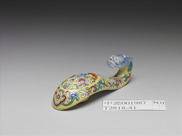 粉彩黃地福連如意龍首帶鈎