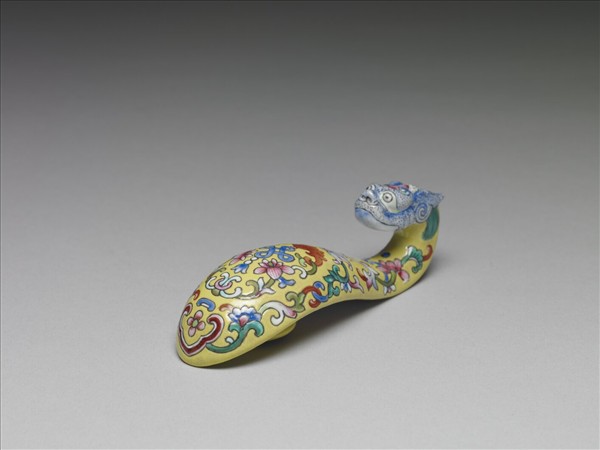 粉彩黃地福連如意龍首帶鈎