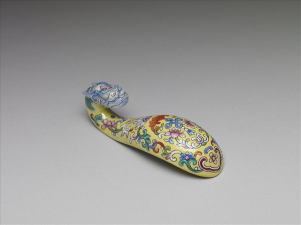 粉彩黃地福連如意龍首帶鈎