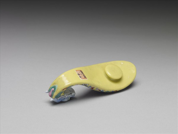 粉彩黃地福連如意龍首帶鈎