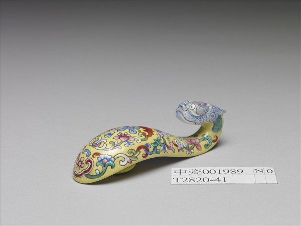 粉彩黃地福連如意龍首帶鈎