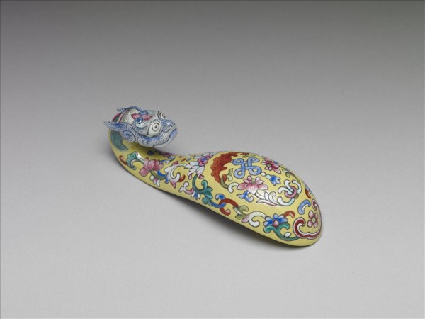 粉彩黃地福連如意龍首帶鈎