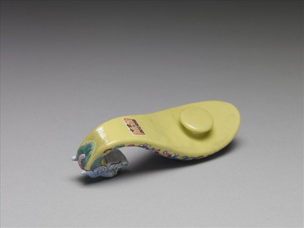 粉彩黃地福連如意龍首帶鈎