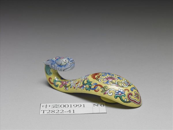 粉彩黃地福連如意龍首帶鈎