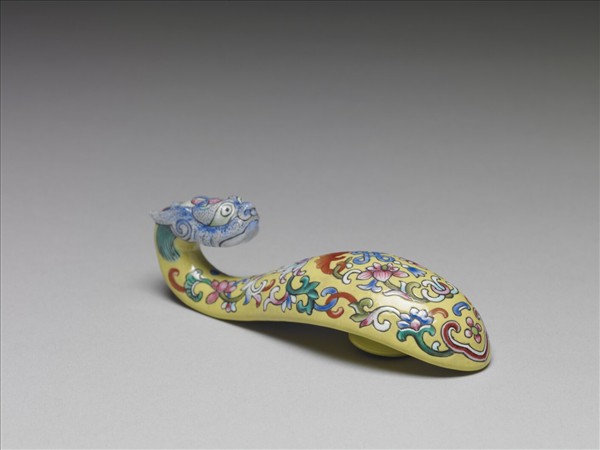 粉彩黃地福連如意龍首帶鈎